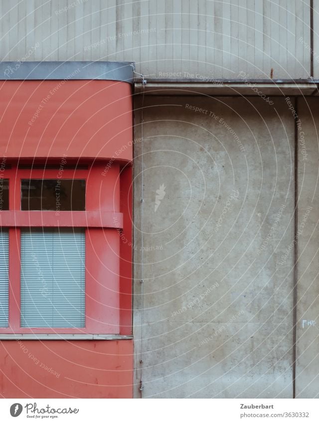Detail der Fassade eines Feuerwehrgebäudes in Berlin Neukölln in rot und grau Beton Wand Tor Fenster Spiegelung geometrisch Segmente 70er Fugen vertikal