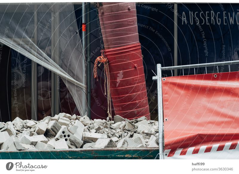 Schuttrutsche mit Bauschutt im Container - Innenstadt entkernen Schutthaufen Schuttcontainer Bauschuttrutsche Baustelle Müll Schrott Demontage Verfall kaputt