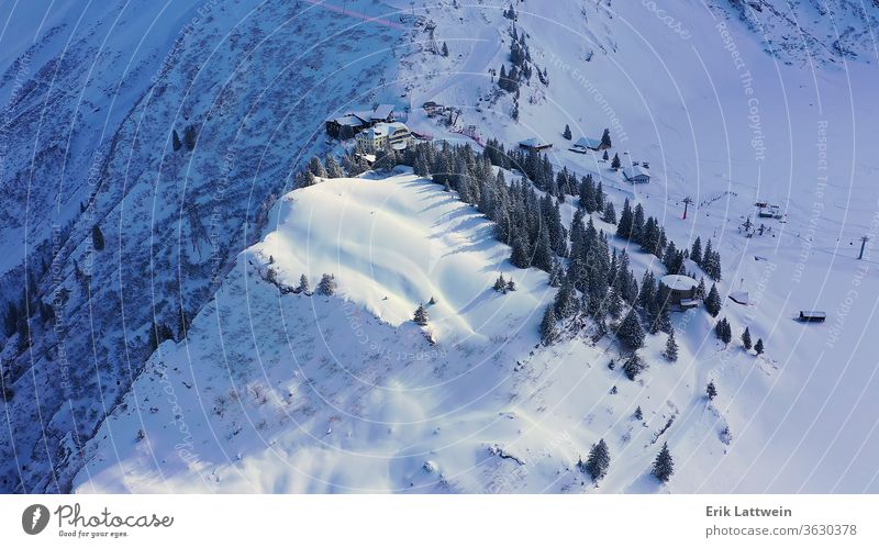 Flug über verschneite Berge im Winter - wunderbare Schweizer Alpen Schnee Landschaft Deckung Berge u. Gebirge schön Szene Wald Hintergrund kalt märchenhaft