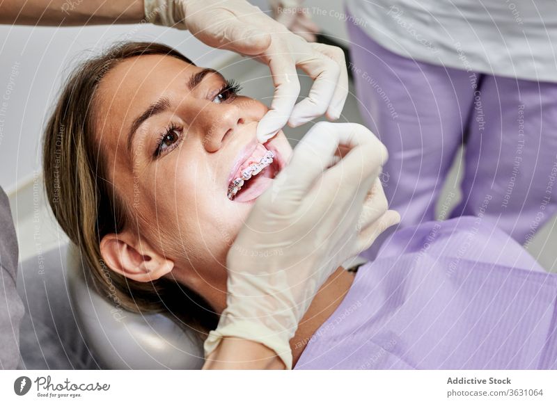 Pflanzenzahnarzt untersucht Zähne des Patienten geduldig Zahnarzt Spiegel Mund prüfen Zahnspange Kieferorthopäde Arzt mündlich Klinik Leckerbissen Pflege