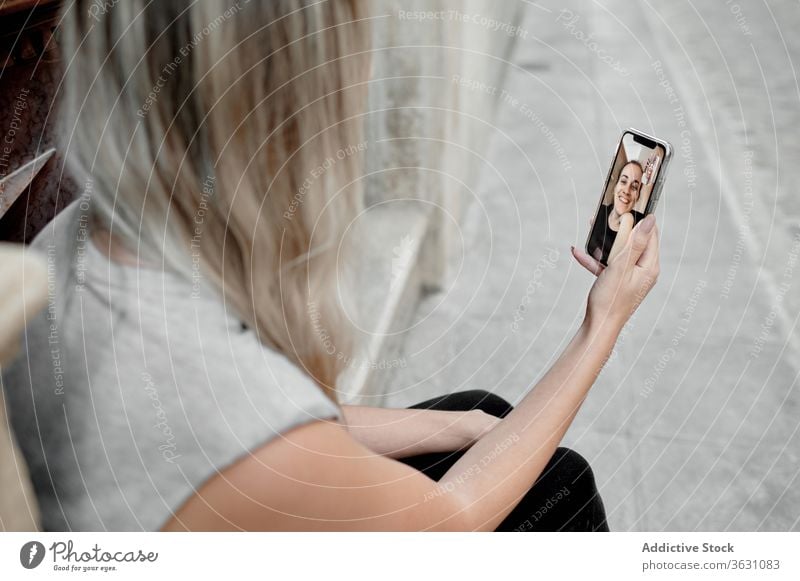 Anonyme Frau mit Videoanruf auf Smartphone auf der Straße Video-Chat Gespräch Mobile Anschluss Apparatur benutzend Freund jung Gerät Kommunizieren Lifestyle