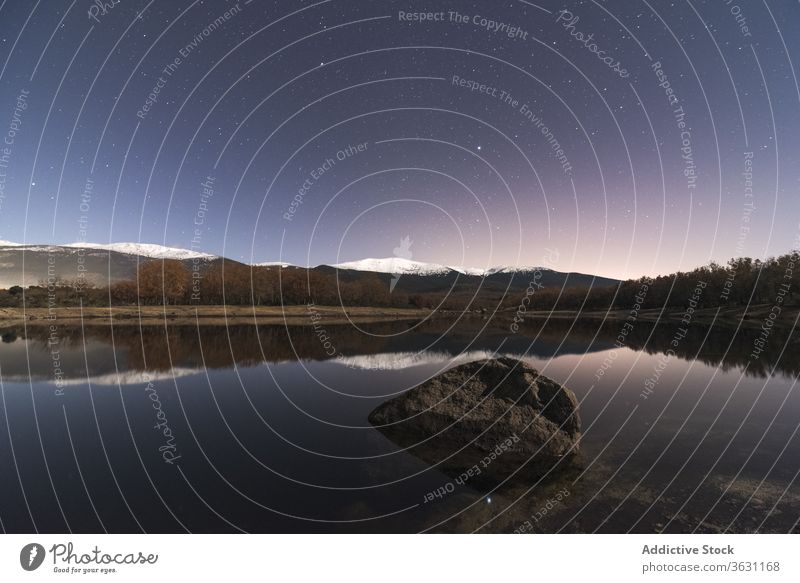 Nachtlandschaft mit See und Sternenhimmel Berge u. Gebirge Felsen Landschaft Schnee wild dunkel Himmel Natur malerisch ruhig Stein Umwelt majestätisch extrem