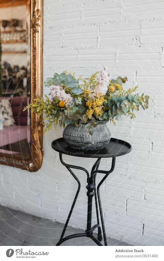 Keramische Vase mit bunten Blumen auf dem Tisch Blumenstrauß Floristik frisch natürlich farbenfroh verschiedene Topf kreativ schön Eukalyptus Goldrute Craspedia