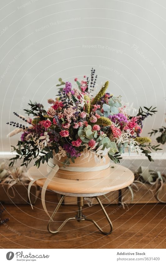 Vase mit bunten Blumen auf kleinem Tisch Blumenstrauß Floristik frisch natürlich farbenfroh verschiedene Topf kreativ schön Pflanze Dekor Design Zusammensetzung