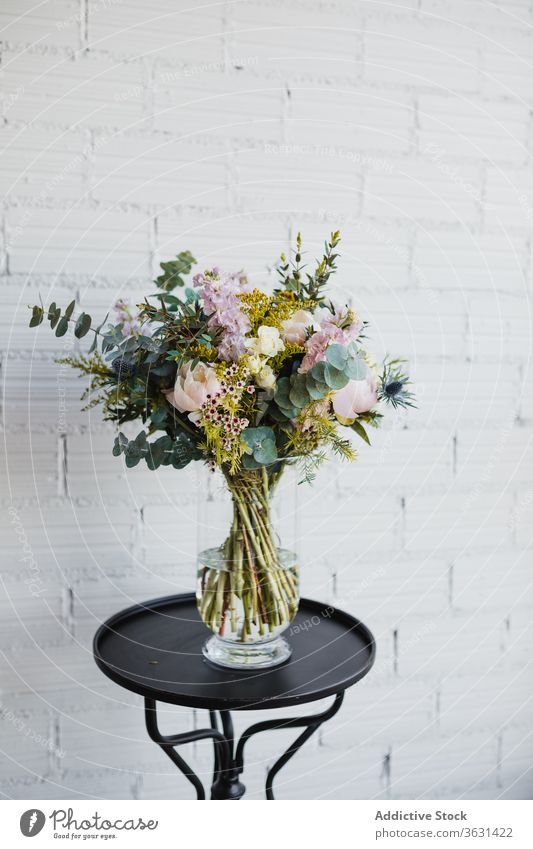 Glasvase mit bunten Blumen auf dem Tisch - ein lizenzfreies Stock Foto von  Photocase