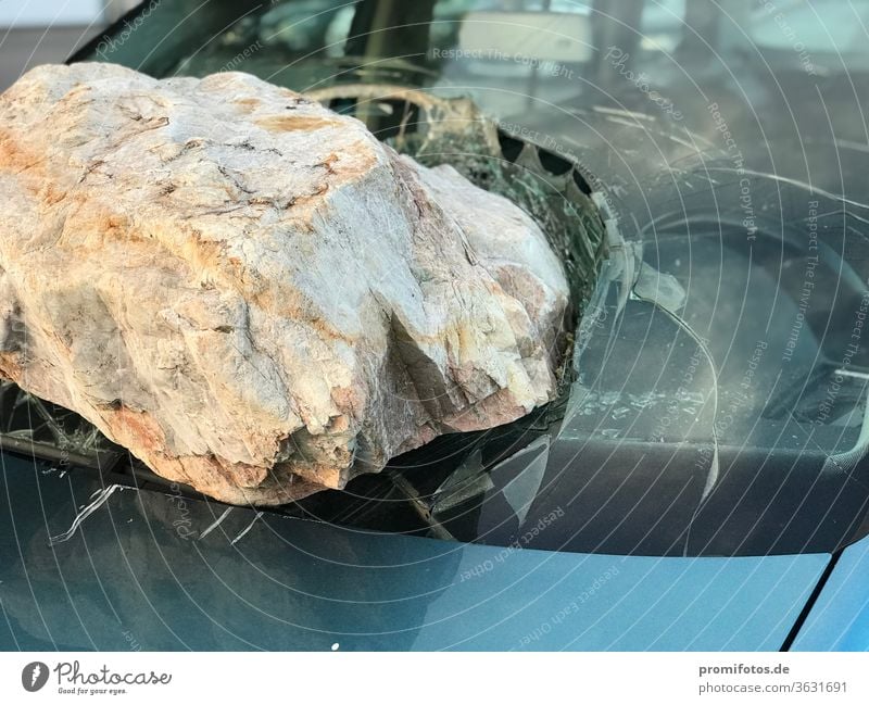Steinschlag / Foto: Alexander Hauk fels felsbrocken steinschlag auto autoscheibe windschutzscheibe unfall metall glas glassplitter tageslicht außenaufnahme