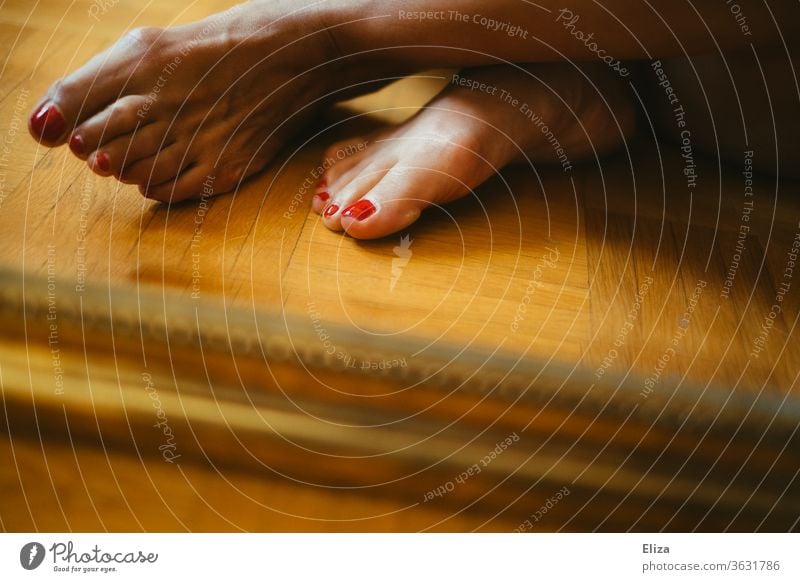 Füße mit rot lackierten Nägeln vor einem Spiegel rote Nägel Nagellack Pediküre Fußnägel Barfuß feminin Beine Haut Boden Fußboden Zehen Frau Zehennagel