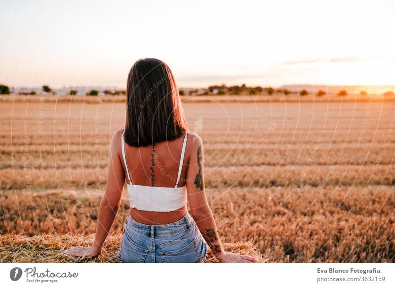 Porträt einer schönen Frau in einem gelben Feld bei Sonnenuntergang. Sommerzeit gelbes Feld sich[Akk] entspannen Sonnenaufgang Kaukasier Segen sorgenfrei jung