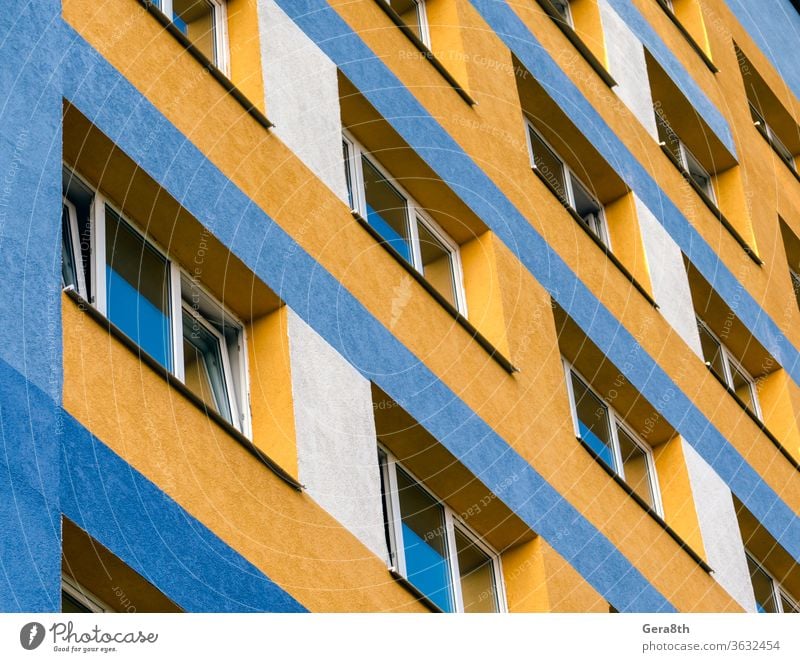 modernes Haus mit gelben und blauen Wänden und leeren Fenstern Ukraine Appartement Appartements Architektur Hintergrund Unteransicht Gebäude Großstadt