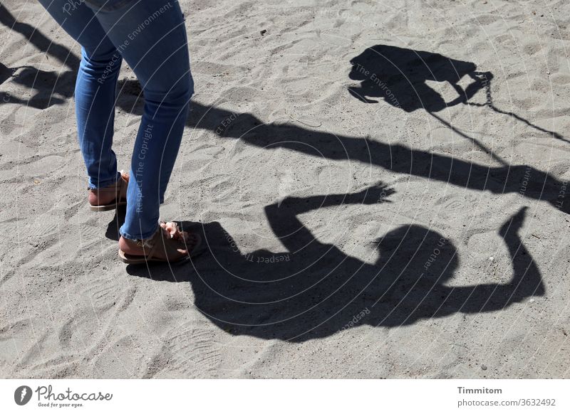 Dynamisch | Mutter und Kind voller Freude Schatten Schaukel schaukeln Spielplatz Sand Spielen Kindheit Lebensfreude Außenaufnahme