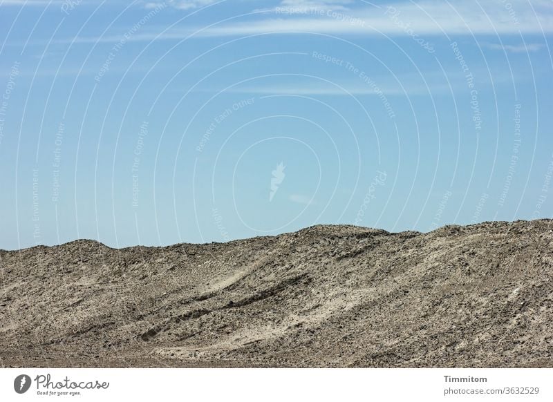 Gar garstige Hügel Steine grob Düne Himmel blau Schönes Wetter Wolken zart Menschenleer Farbfoto Dänemark Sand