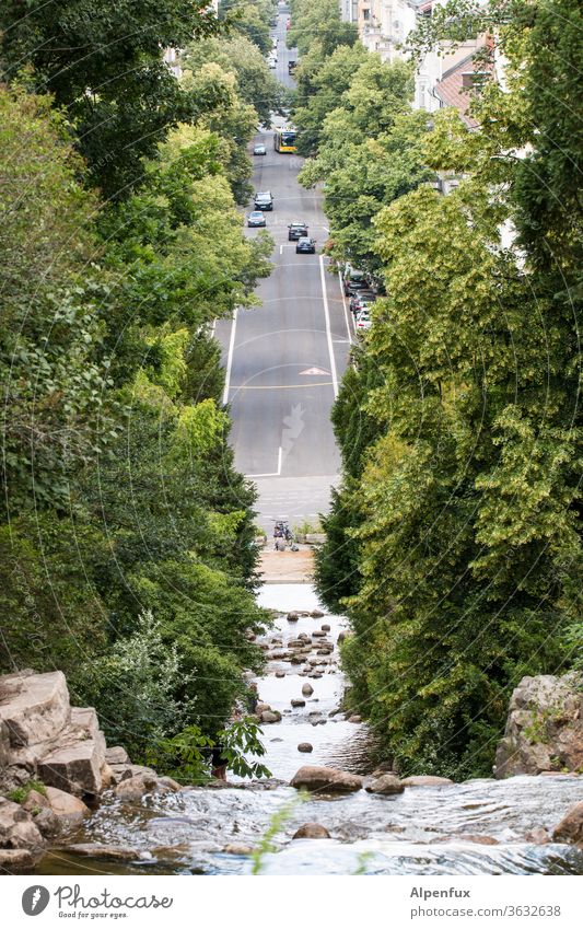 Symmetrie | Asphaltwasserfall Wasserfall Fluss Bach Außenaufnahme Straße Straßenverkehr Umwelt nass fließen Natur Tag Landschaft natürlich Farbfoto Stein