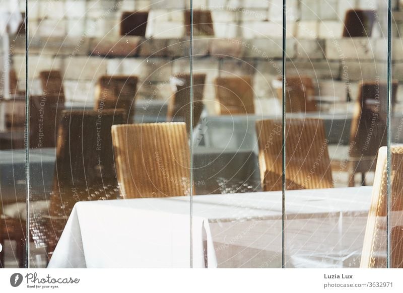 Das Café bleibt geschlossen... ein Blick durch die schmutzigen Fensterscheiben, immerhin bei Sonnenlicht getrübt Glas Scheibe Glasscheibe durchsichtig