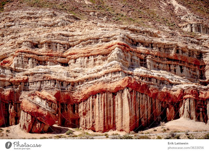 Aussichtsreiche Wüstenklippen und -felsen im Red Rock Canyon State Park rot Schlucht Landschaft wüst Formation malerisch Felsen Zustand Kalifornien Klippe Natur