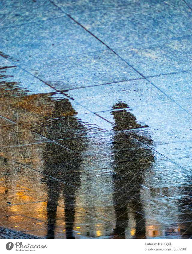 Silhouetten von Menschen, die sich auf den regennassen Bürgersteigen spiegeln Kunst Form kreativ verschwommen deprimiert Oberfläche Boden Stimmung Leben