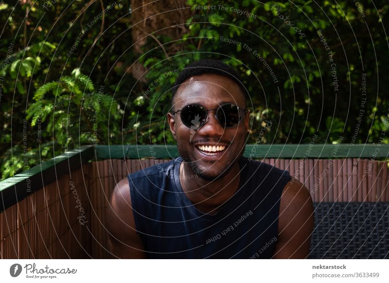 Junger schwarzer Mann zur Kamera im Freien 1 Mensch afrikanische ethnische Zugehörigkeit Sonnenbrille Lifestyle in die Kamera schauen Terrasse Balkon Sommer