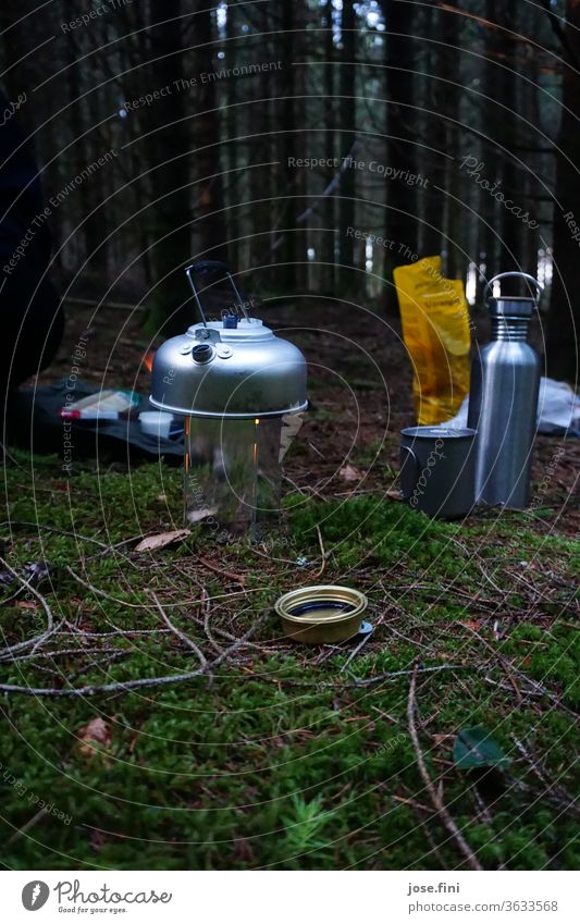 Spiritusbrenner mit Aluminium-Teekanne zum Wasser kochen in der Natur auf Waldboden Aluminiumbehälter Energie Proviant Nacht Abend Rucksackurlaub Outdoor