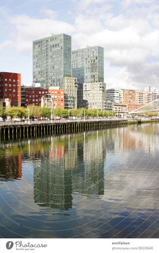 Symmetrie | Spiegelwelten II sauber klar Spiegelung im Wasser Wolken Promenade Flussufer Häuserzeile ria de bilbao Bilbao Stadt Außenaufnahme Architektur Himmel