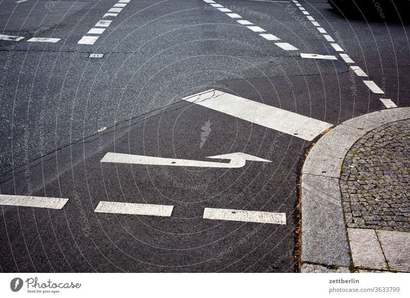 Fahrbahnmarkierungen abbiegen pfeil asphalt autobahn ecke fahrbahnmarkierung fahrrad fahrradweg hinweis kante kurve linie links navi navigation orientierung