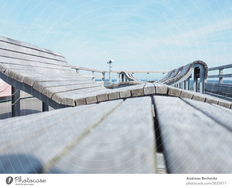 Liegestühle auf einem Pier, selektive Fokussierung auf den Vordergrund, Urlaubs- oder Reisekonzept Liegestuhl Brücke Holz hölzern MEER Himmel Strand reisen