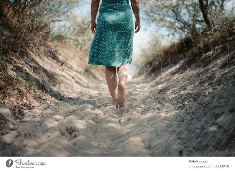 #A# Barfuß im Ostseesand verträumt Ostseeküste Zukunft Einsamkeit laufen Frau Landschaft Wasser Farbfoto Mecklenburg-Vorpommern Sand Außenaufnahme Natur