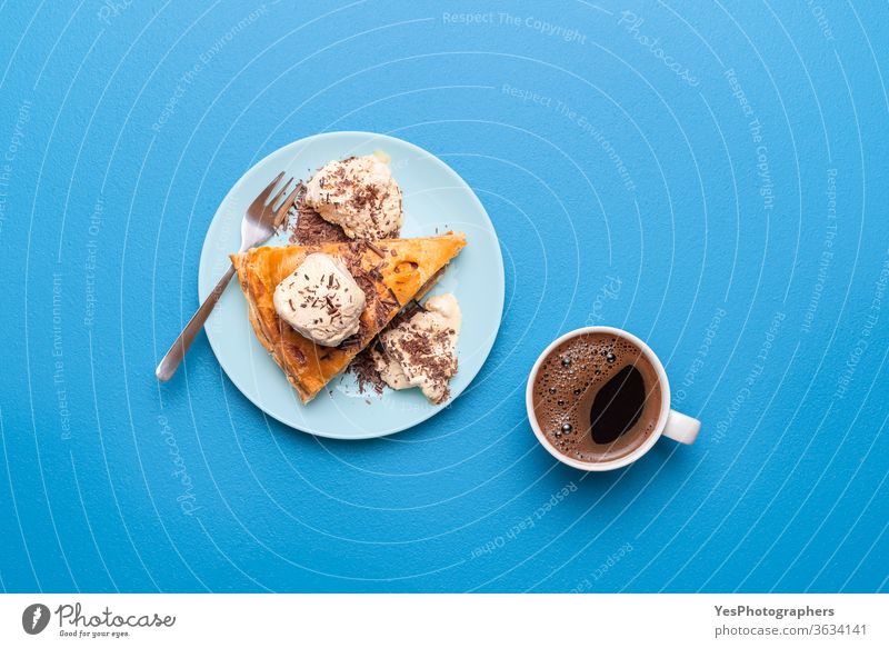 Apfelkuchen mit Eis und einer Tasse Kaffee. Draufsicht auf die Apfelkuchenscheibe 4. Juli obere Ansicht Amerikaner Herbst Bäckerei Blauer Hintergrund Frühstück