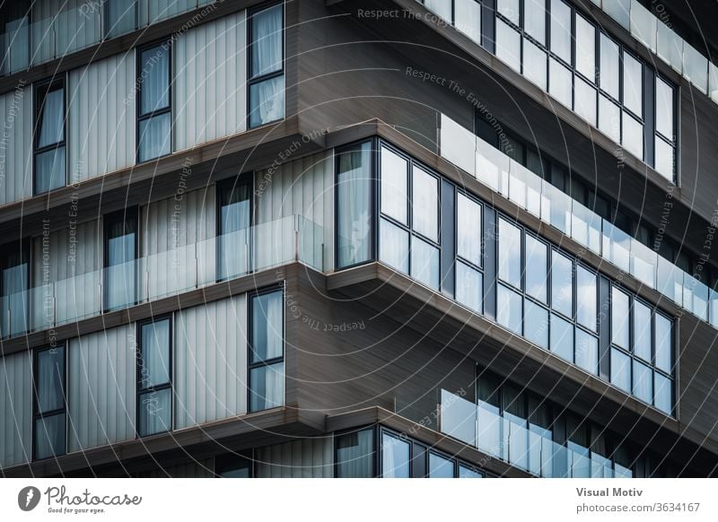 Architekturdetail der Glasbalkone eines minimalistischen städtischen Gebäudes Detailaufnahme Balkon urban abstrakt Fenster Fassade Außenseite Wiederholung