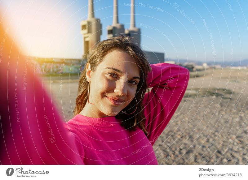 Attraktive junge Frau beim Selbermachen am Strand außerhalb 1 im Freien schön Selfie Foto Porträt attraktiv Mädchen Großstadt Glück Lifestyle Person Erwachsener