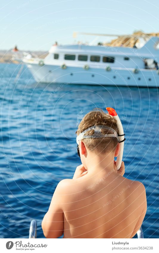 Mannlicher Taucher Im Blauen Wasser Offenes Meer Ozean Schwimmen Aktives Reisen Und Unterwasser Tauchkonzept Ein Lizenzfreies Stock Foto Von Photocase