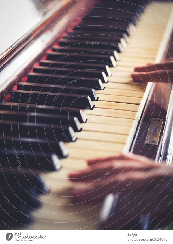 Vintage-Klaviertasten und Hände spielen Schlüssel alt Musik Kind altehrwürdig retro traditionell Nahaufnahme abstrakt Detailaufnahme Instrument klassisch lernen