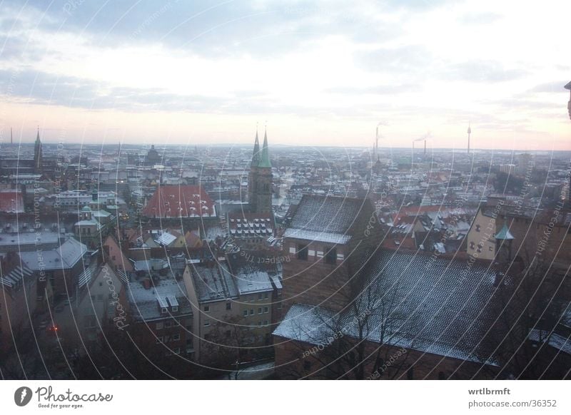 Nürnberg am Abend Ferne Freiheit Winter Schnee Stadt Stadtzentrum bevölkert Haus Kirche Architektur Mauer Wand Dach Europa Aussicht Himmel Wolken Horizont