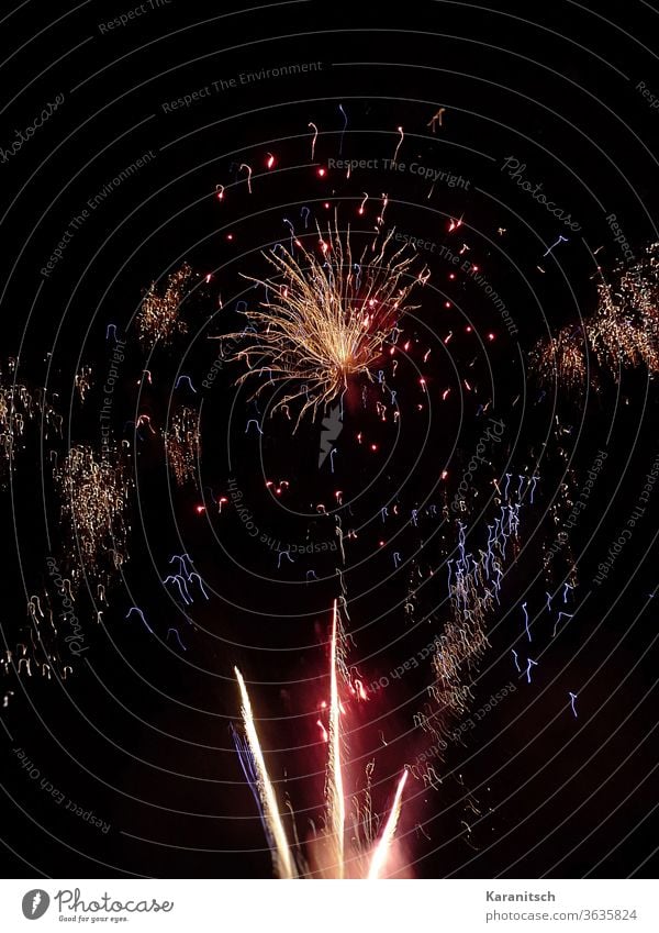 Start ins neue Jahr mit einem Feuerwerk Feuerwerksraketen Funken funkeln blitzen Explosion leuchten Feier Fest Neujahr Silvester Tradition Brauchtum Nacht