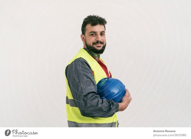 Porträt eines Bauarbeiters auf weißer Wand posierend Konstruktion Mann bärtig nahöstlich Arbeiter professionell im Freien weißer Hintergrund Menschen Person