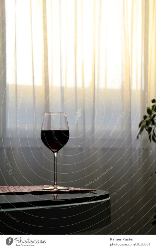 Ein Glas Rotwein auf dem Tisch, während die Sonne untergeht Alkohol Hintergrund Bar Getränk Feier Kristalle Kultur trinken Saum elegant teuer Feinschmecker