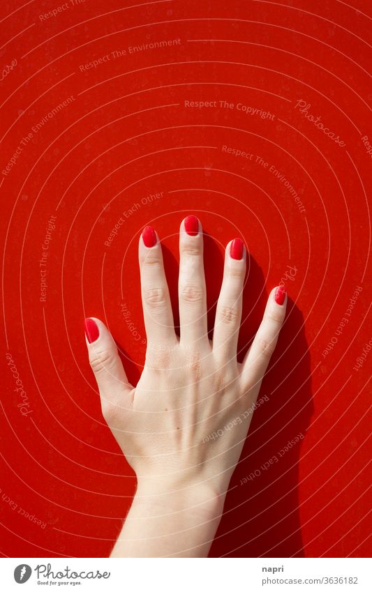 Signalwirkung | Frauenhand mit rot lackierten Fingernägeln auf roter Wand. Hand Junge Frau Nagellack weiblich schön berühren feminin gepflegt abstützen