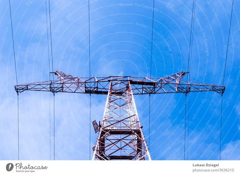 Blick auf den Stromnetzmast an einem sonnigen Frühlingstag Kabel Gefahr Verteilung elektrisch Elektrizität Maschinenbau Umwelt Gerät Raster hoch industriell