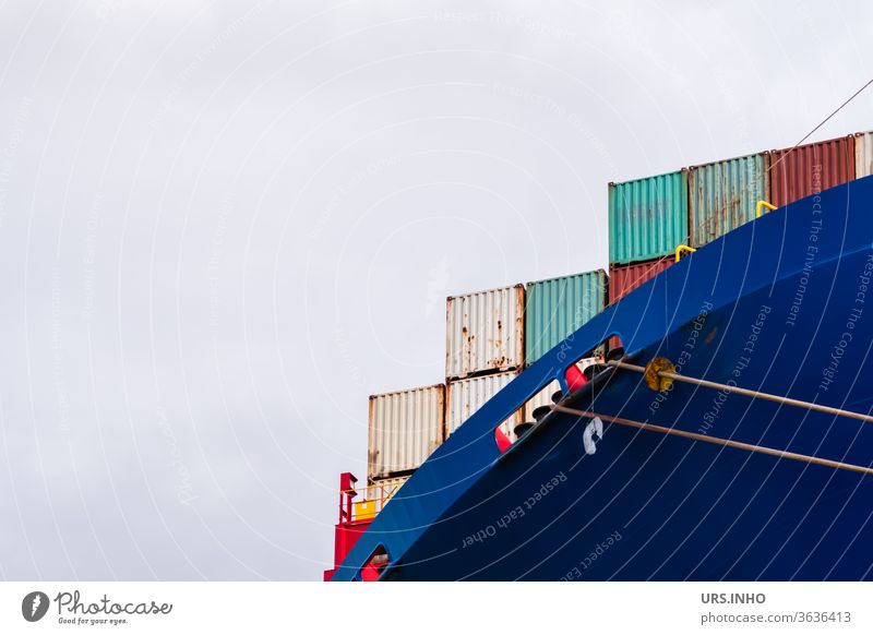 bunte Container auf einem riesigen Containerschiff bei bedecktem Himmel | Detailaufnahme Ozeanriese Güterverkehr & Logistik blau rot bewölkter Himmel Fracht