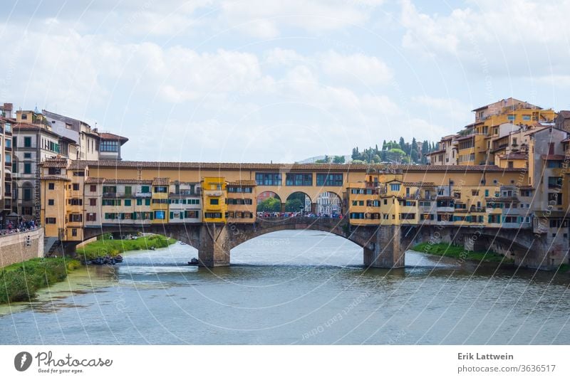 Ikonische Vecchio-Brücke in Florenz über den Arno namens Ponte Vecchio Italien toskana brennen Toskana Architektur Großstadt Italienisch reisen Stadtbild Europa