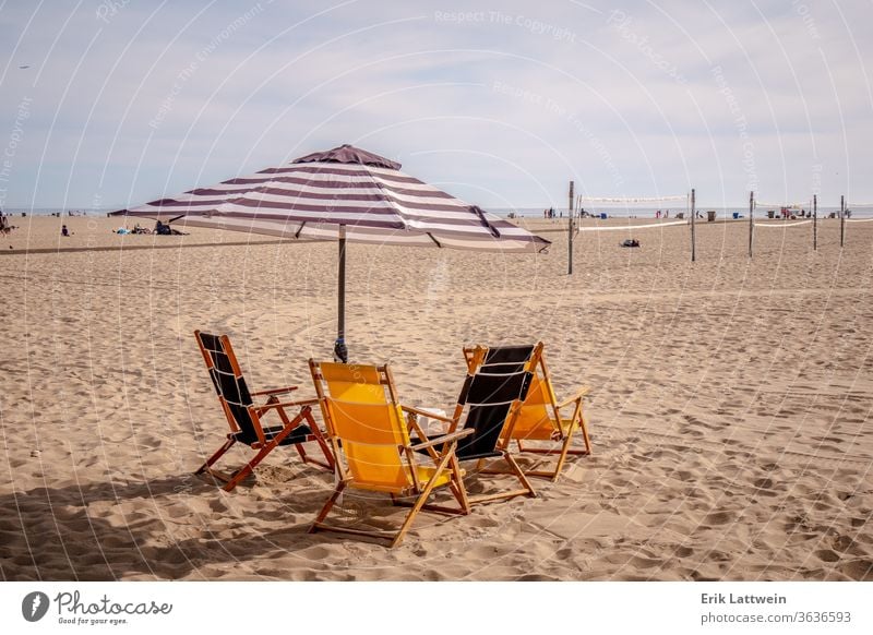Sonnenschirm und Stühle am Strand Kalifornien Meer Sand MEER Pier Wahrzeichen La Wasser Rad Abenddämmerung Sonnenuntergang Amerikaner Meereslandschaft Himmel