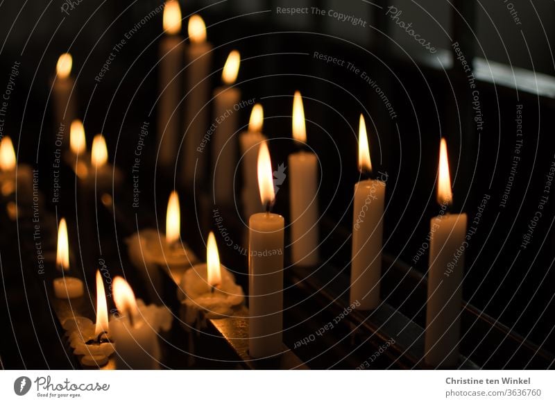 Kerzenaltar mit teils fast heruntergebrannten Kerzen brennende Kerzen Kapelle Kirche beten Religion Licht Hoffnung Glaube Religion & Glaube Gebet Christentum