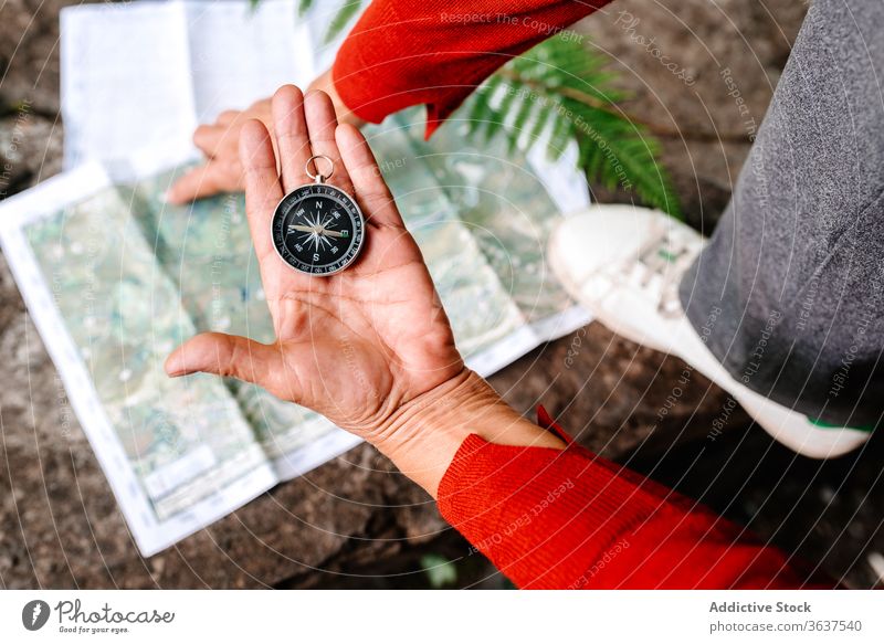 Unbekannter Wanderer wählt Route mit Kompass - ein lizenzfreies Stock