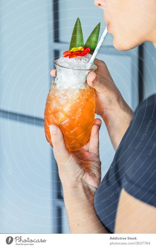 Nutzpflanzenfrau mit Cocktail in ananasförmigem Glas Frau Ananas Erfrischung Stroh trinken Sommer Frucht exotisch sich[Akk] entspannen Urlaub Alkohol Getränk