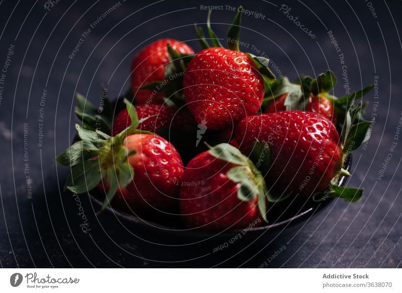 Schale mit reifen frischen Erdbeeren auf schwarzem Hintergrund Beeren Schalen & Schüsseln natürlich Lebensmittel lecker süß organisch Gesundheit Dessert Vitamin