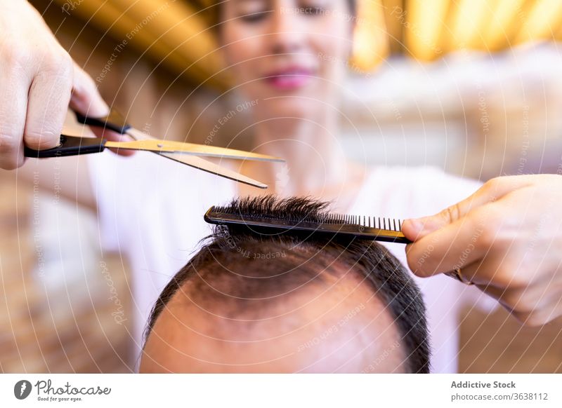 Friseurin schneidet Haare, um unkenntlich zu werden Mann in Friseursalon entgittern Klient Behaarung Schere geschnitten Kamm Haarschnitt Meister Barbershop