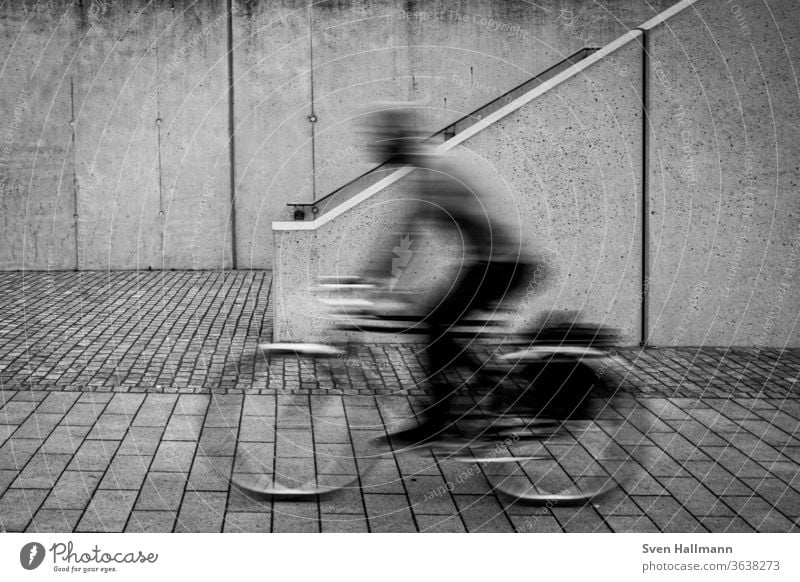 Ghostrider Fahrrad Fahrradfahren Bewegung Straße Verkehr Großstadt urban Sport Radfahrer Übung Transport Radfahren Geschwindigkeit verschwommen Sommer Freude