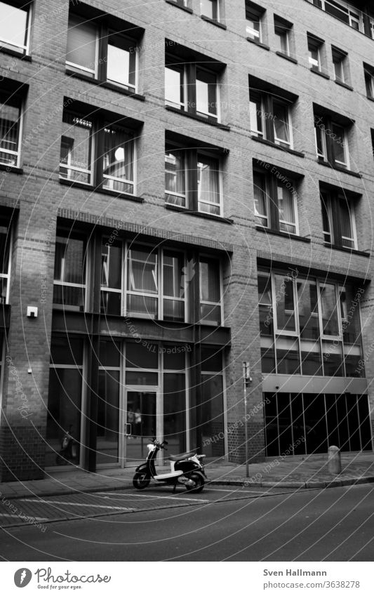 Moderne Architektur modern Fassade Ordnung abstrakt Symmetrie Fenster Hochhaus ästhetisch Licht Strukturen & Formen Menschenleer Architekturfotografie