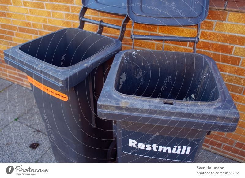 zwei offene Mülltonnen nebeneinander Müllbehälter Außenaufnahme Farbfoto Menschenleer Umweltschutz Tag Wand Recycling Müllabfuhr Bürgersteig Müllverwertung
