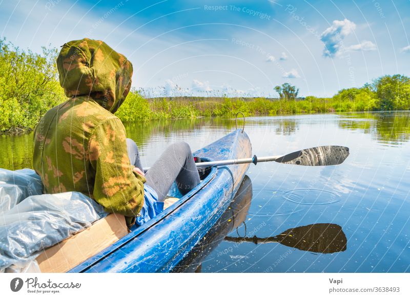 Paar bei Kajakfahrt auf dem blauen Fluss Mann Menschen Wasser Kanu Natur Baum Ausflug Wald Cloud Windstille Himmel reisen Landschaft grün Sommer Ansicht