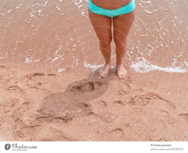 Beine einer Frau, die barfuss über den Sand eines Strandes läuft Barfuß schön blau Körper Mädchen Gesundheit Feiertag Lifestyle natürlich Natur Meer Menschen