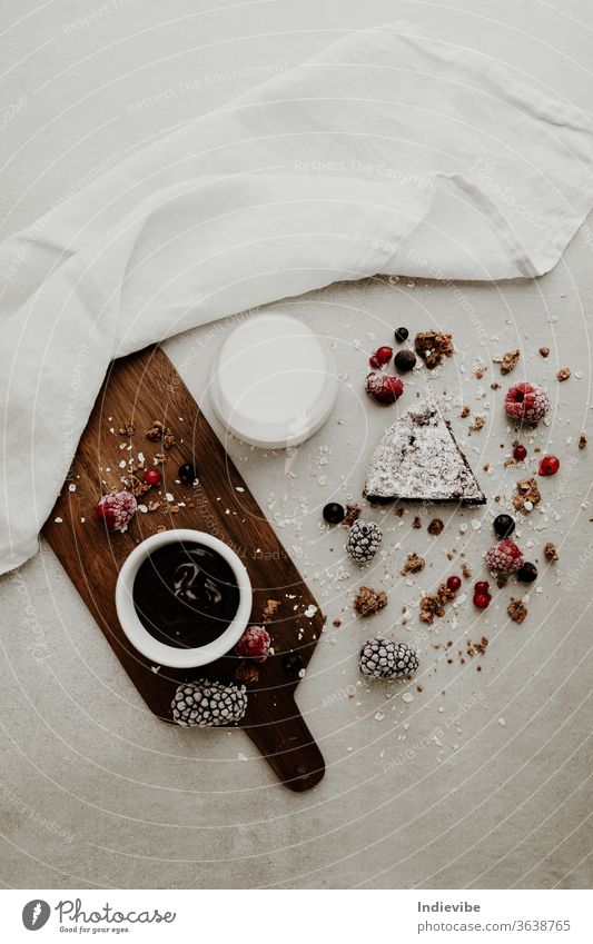 Gesundes veganes Kuchenstück mit Schokoladensauce, Milch und Beeren Gesundheit Frühstück Mandelmilch Brombeeren braun Hintergrund Schneidebrett Nahaufnahme